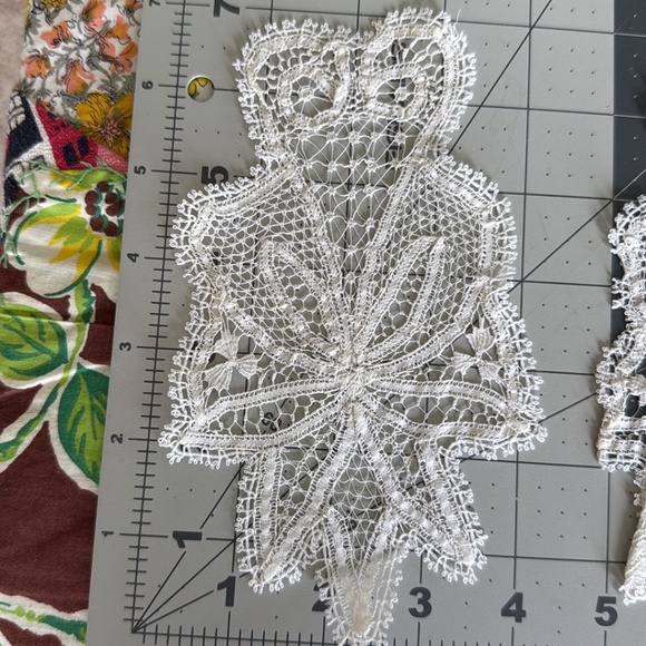 Pair of Vintage White Lace Appliqués | Floral Scrollwork Needle Lace Trim | MCM - Picture 9 of 14